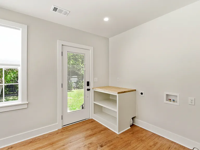 413 Meritta Ave — Photo 36