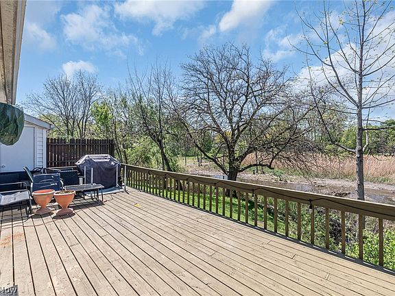 5th image of 301 Willow Dr