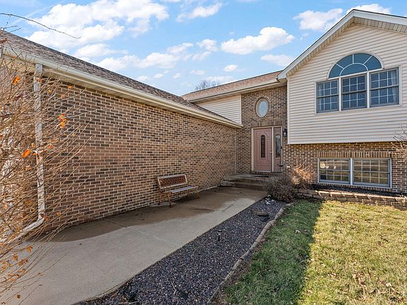 3rd image of 920 Plantation Rd