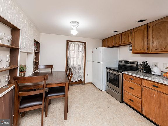 3rd image of 320 Hall St