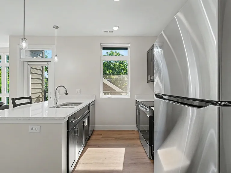 512 W Clark St — Photo 14