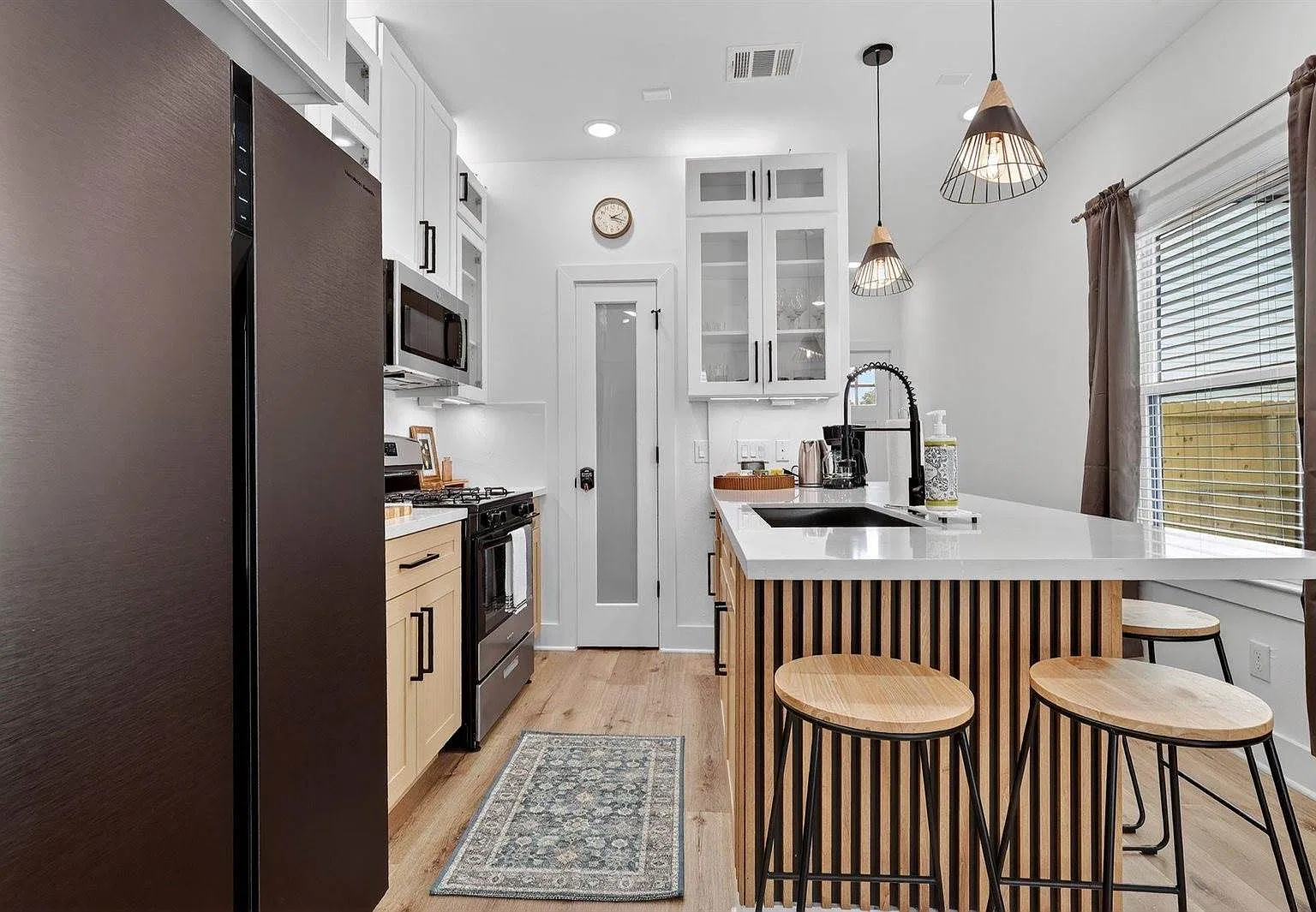 2 bed, 1.5 bath, $2,600 — Photo 2