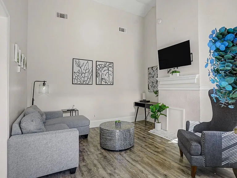 552 - 554 E Macon St — Photo 9