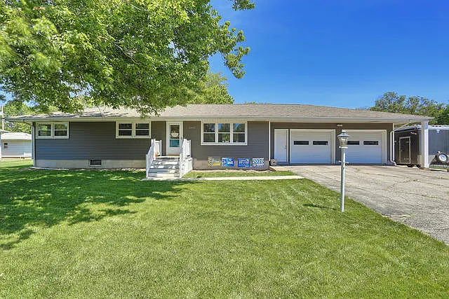 2802 W John St photo 1
