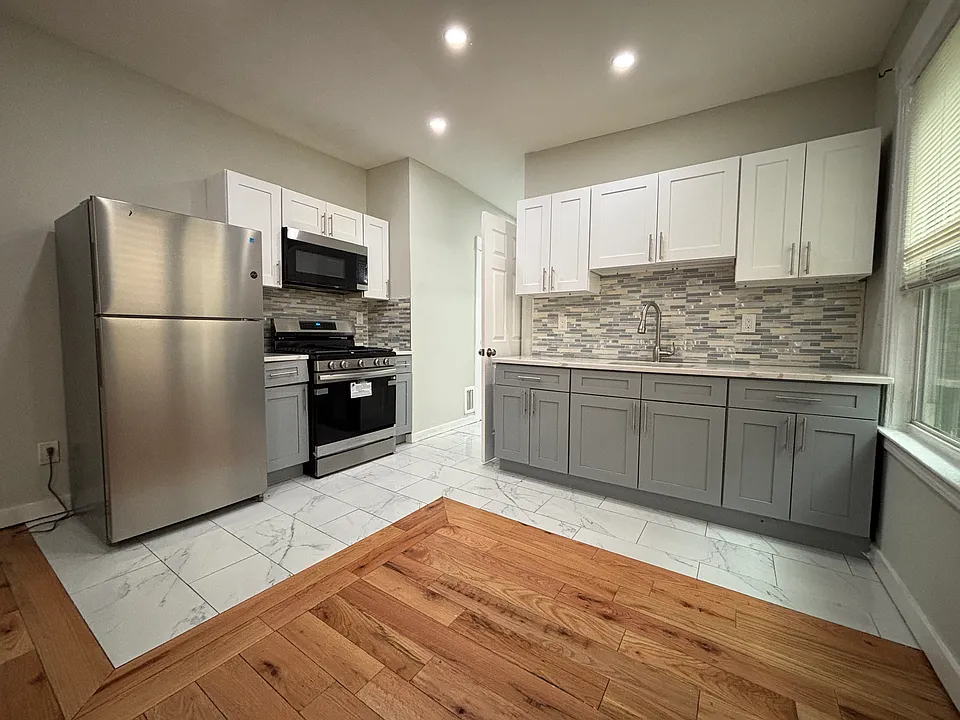 365 Howard Ave #2R