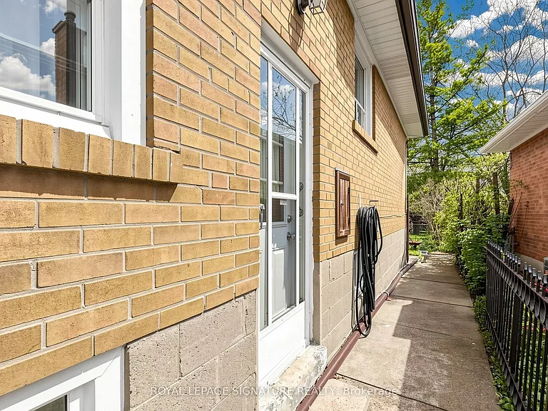 103 Cummer Ave #LOWER — Photo 3