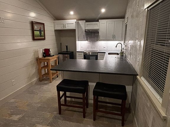 2nd image of 420 E 54th St
