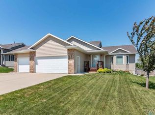 3004 W Courtyard Ln, Sioux Falls, SD 57108