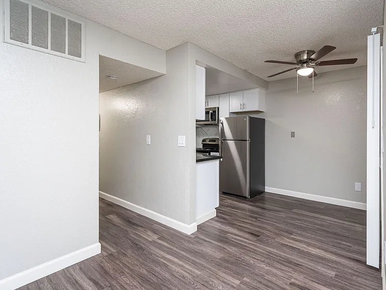 Gold Creek Apartments — Photo 30