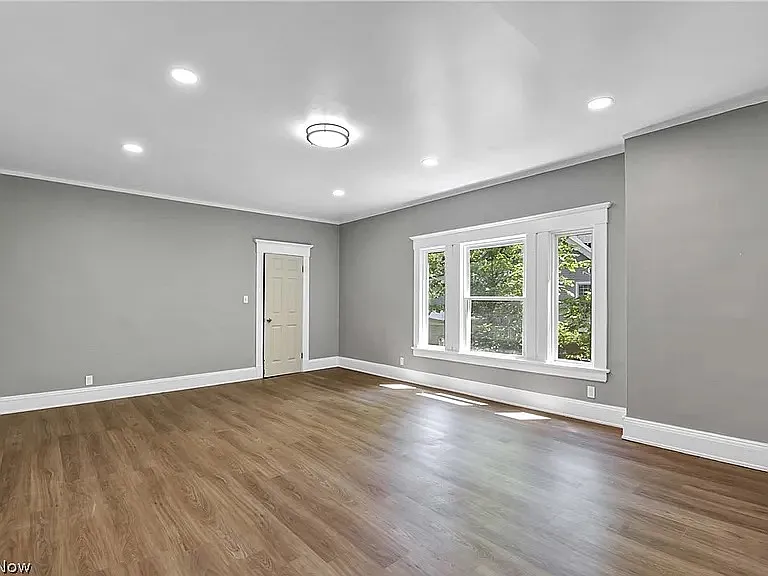 5 bed, 2972 sqft, $4,000 — Photo 2