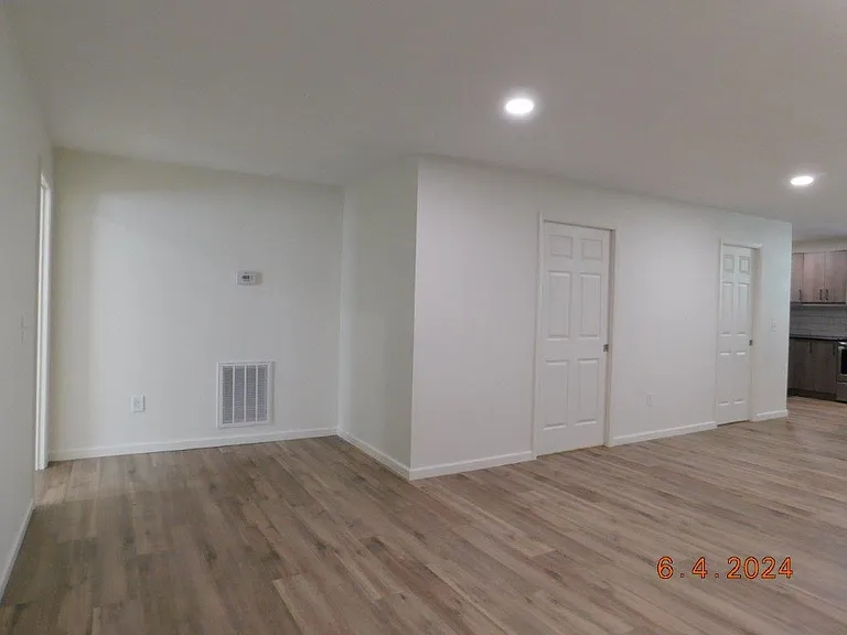 220 S Sycamore St — Photo 10