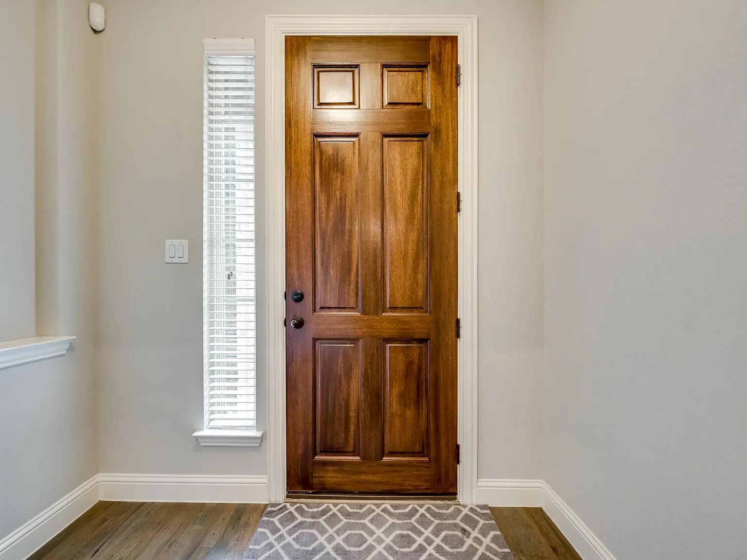 923 Whitehall Dr — Photo 2