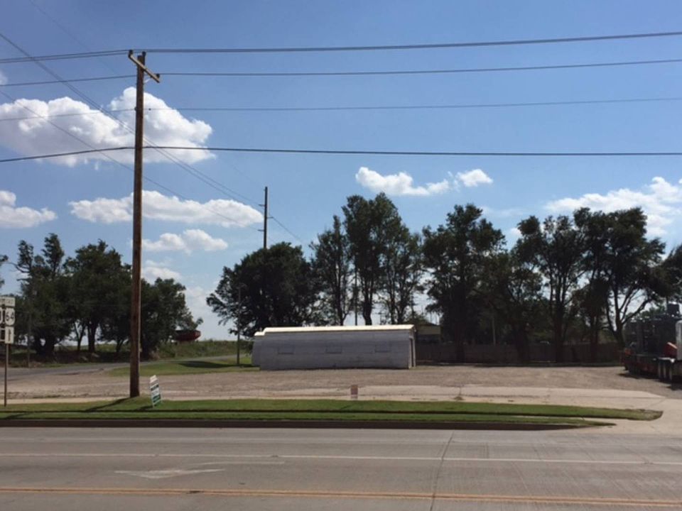 2nd image of 701 E Oklahoma Blvd