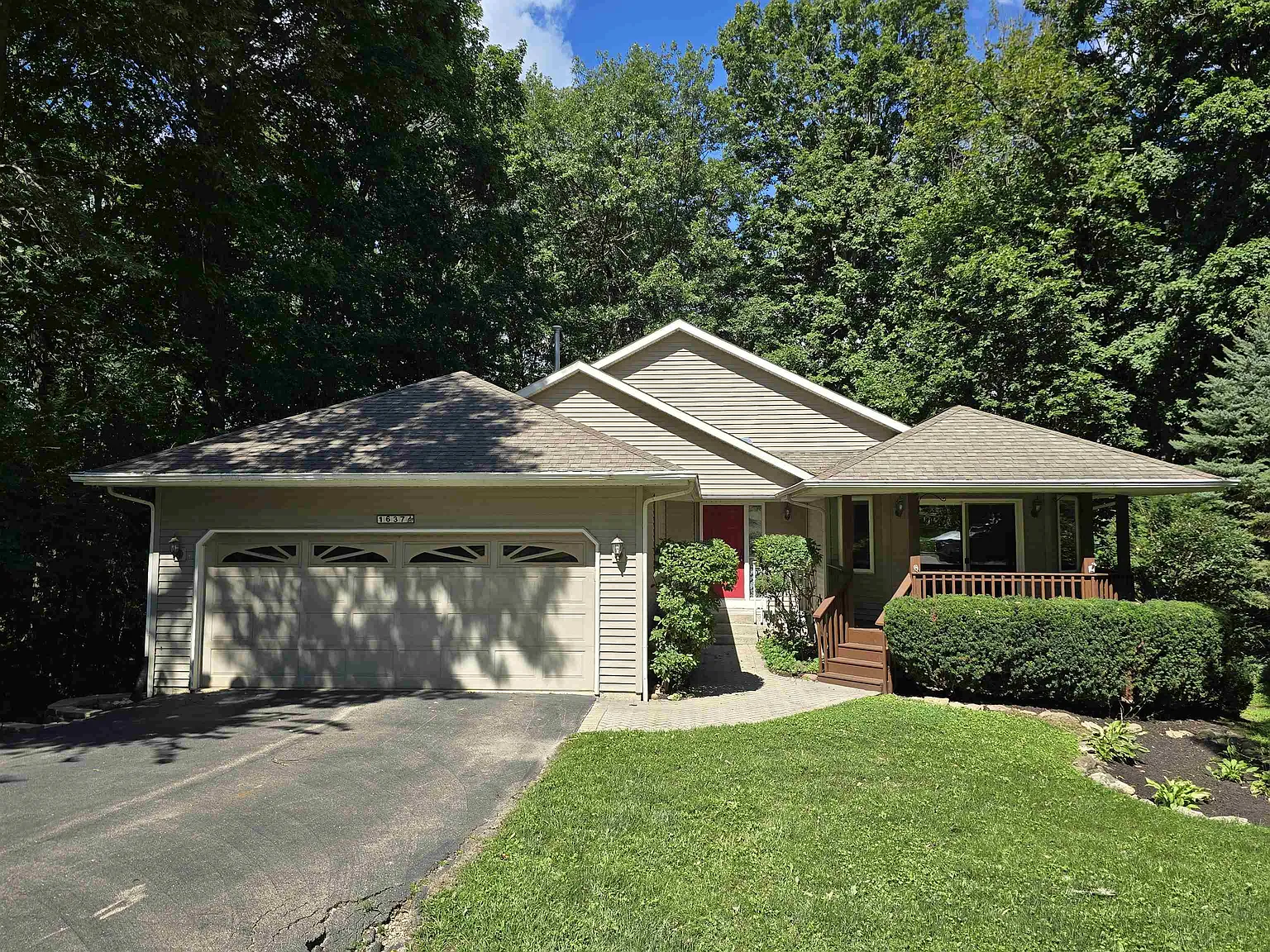 1637 Larchmont Rd photo 1