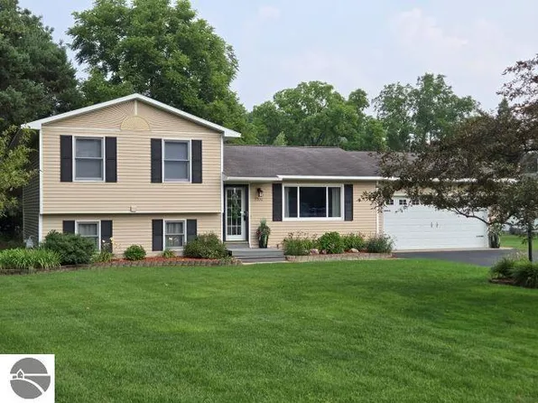 7704 Hampton Cir, Grawn, MI 49637