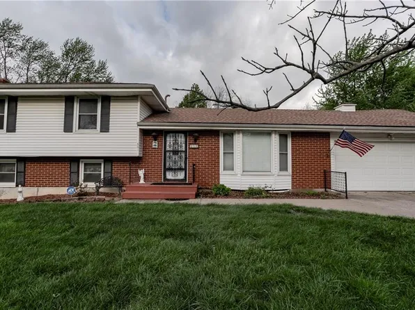 881 E 1st St, Peculiar, MO 64078