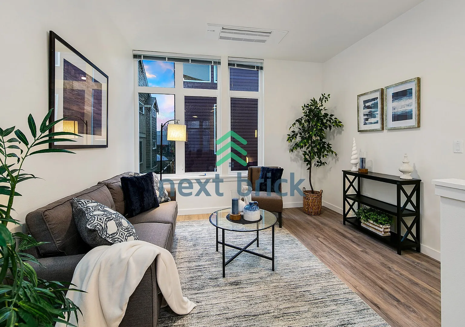 "Modern 3 Bed, 2.5 Bath Central District Residence with Garage" — Photo 3