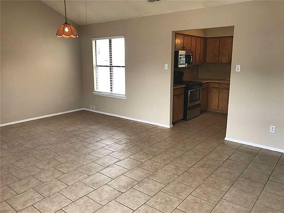 2nd image of 1129 Suburban St #1131