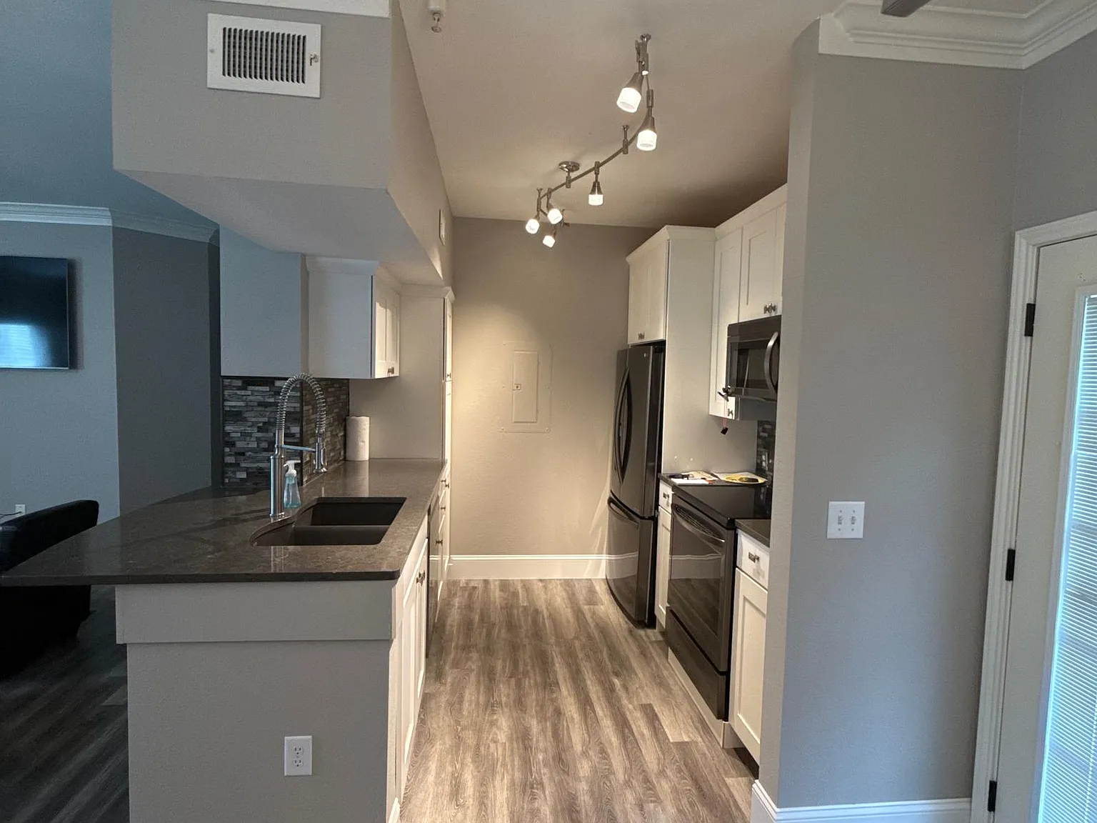2 bed, 1156 sqft, $2,150 — Photo 3