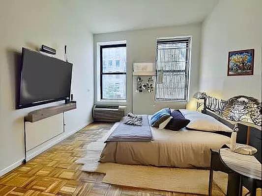 3rd image of 34 1/2 Saint Marks Pl #4F