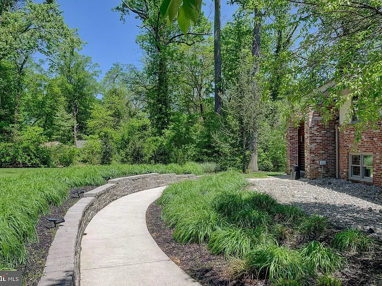 1127 Winding Dr — Photo 24