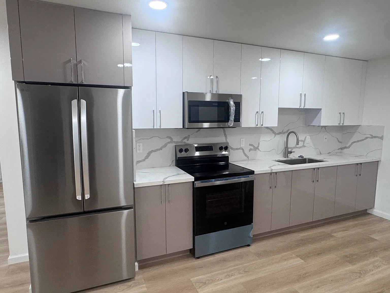 6 bed, 2400 sqft, $6,500 — Photo 2