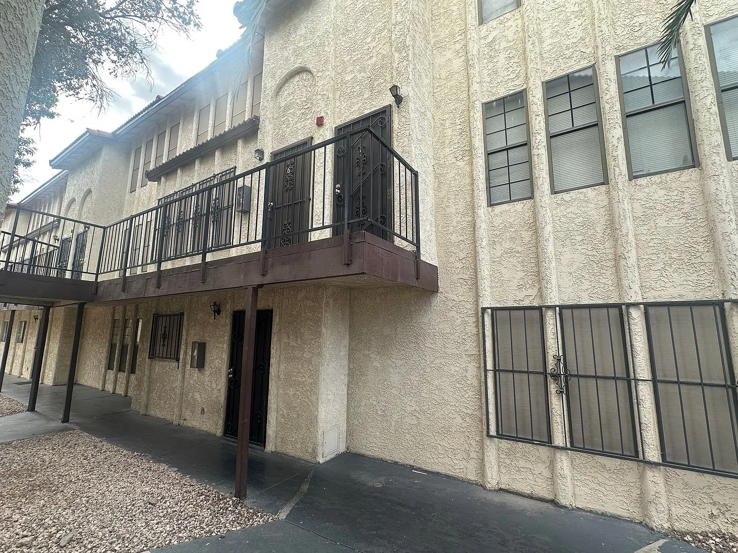 2080 Karen Ave — Photo 2