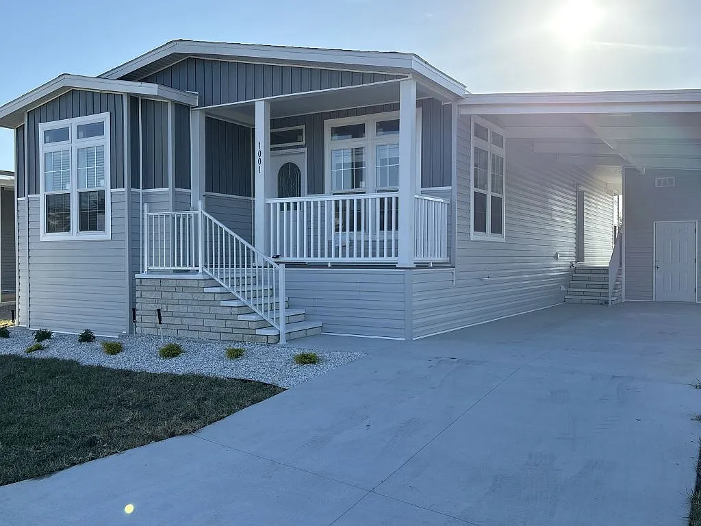 2 bed, 2.5 bath, 1352 sqft, $1,399 — Photo 1