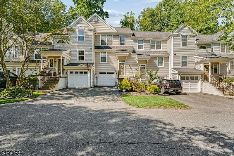 1st image of 17 Rushmore Ln
