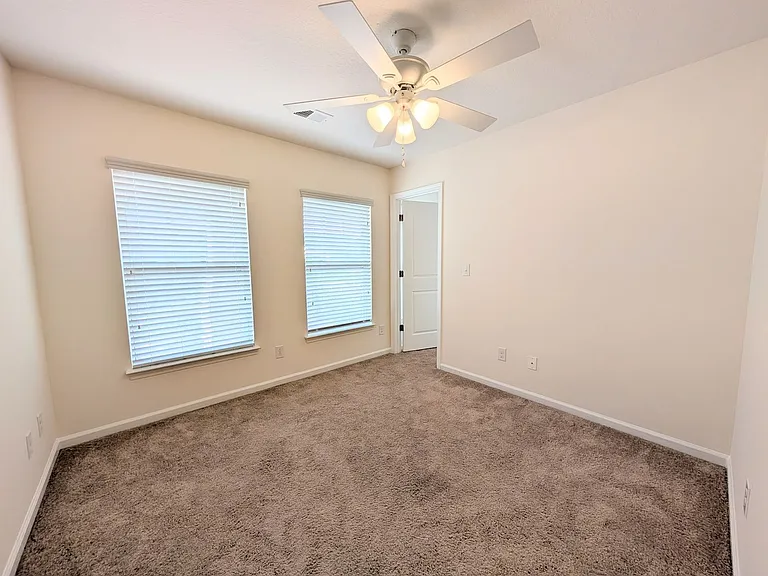 504 Cedar Lakes Dr — Photo 18