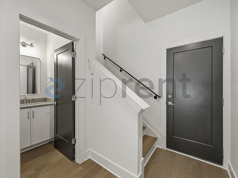 425 S Walker St — Photo 8