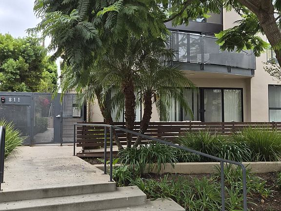 2nd image of 811 11th St APT 3