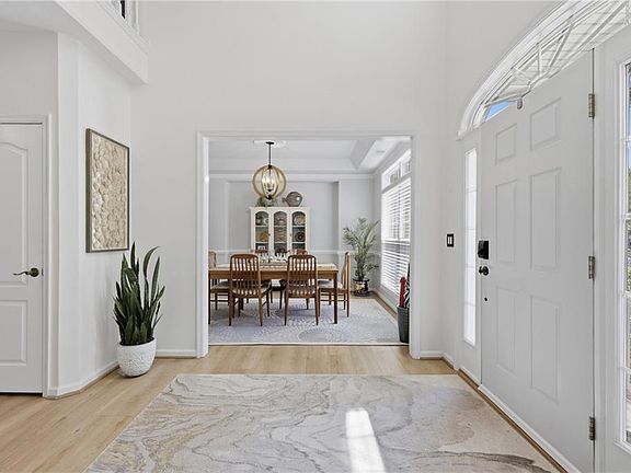4th image of 700 Blossom Cir