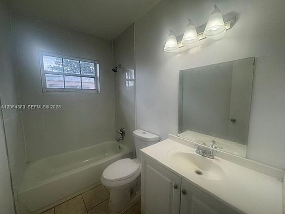 5th image of 374 NE 171st St