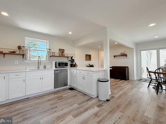 5th image of 4985 Solomons Island Rd