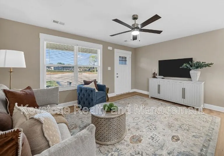 345 Wistera Ln — Photo 3