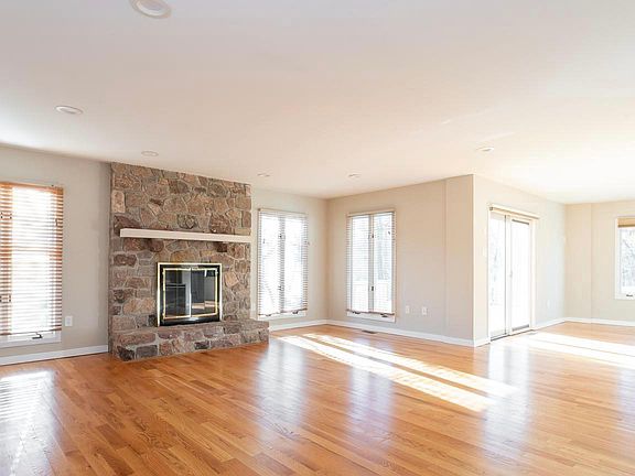 5th image of 8 Rosette Ln