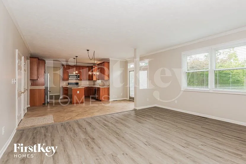 4 bed, 2.5 bath, 2370 sqft, $3,830 — Photo 4
