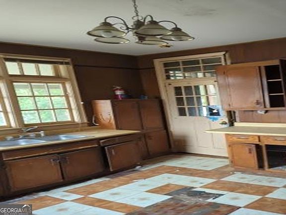 4th image of 1107 N Jefferson St