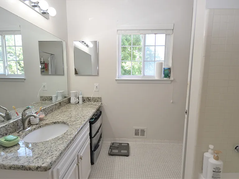 559 Fox Hills Dr N — Photo 10