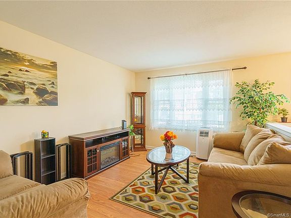 4th image of 140 Village Green Dr
