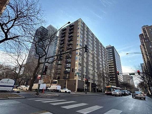 5th image of 3033 N Sheridan Rd APT 403