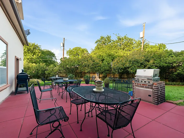 2720 Oates Dr — Photo 9