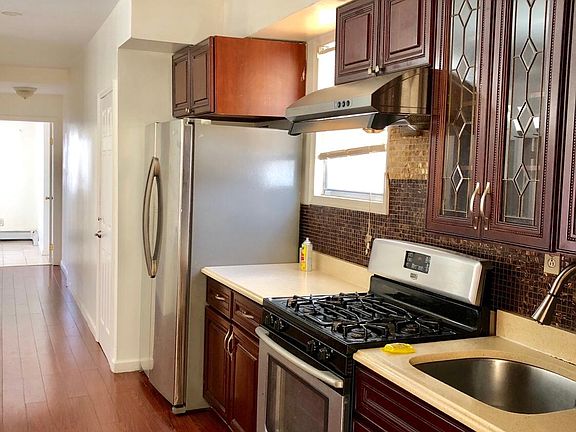 3rd image of 16226 75th Avenue # First Floor
