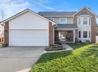 37886 Pocahontas Dr, Clinton Township, MI 48036