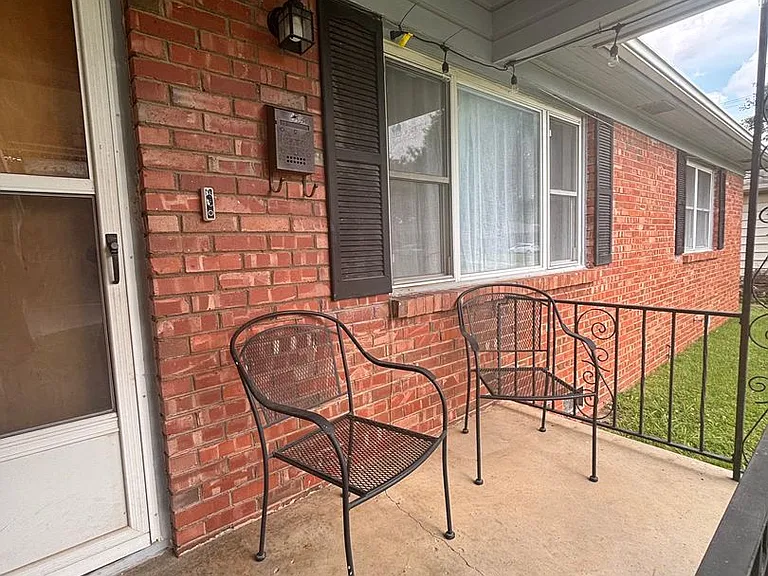 2633 S Toledo Ave — Photo 2