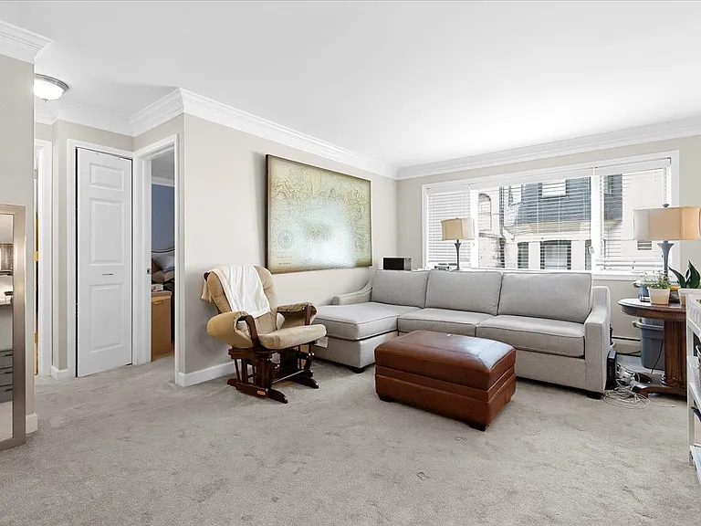 426 W Barry Ave #206 — Photo 2