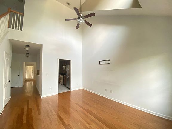 4th image of 32 Oakmont Dr