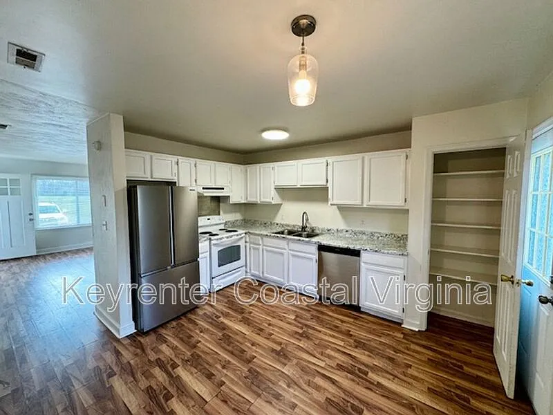 3 bed, 1.5 bath, $1,595 — Photo 3