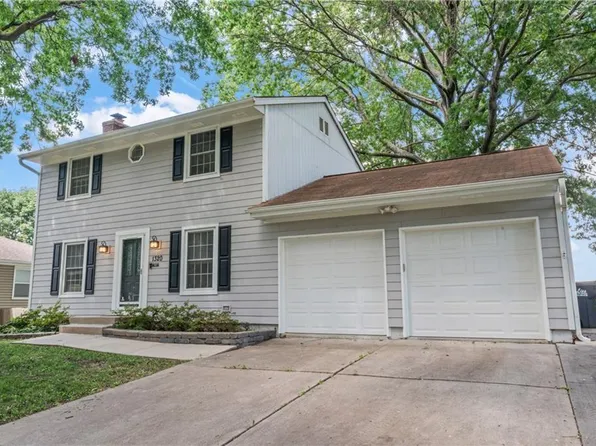 1320 SE Knights Bridge St, Blue Springs, MO 64014